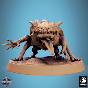 Könnte beinhalten: Eine detaillierte, braune, 3D-gedruckte Miniatur eines monströsen Wesens mit weit offenem Maul, scharfen Zähnen und einer langen, dicken Zunge. Das Wesen hat vier Beine und gekrallte Hände. Die Miniatur ist auf einem runden Sockel platziert.