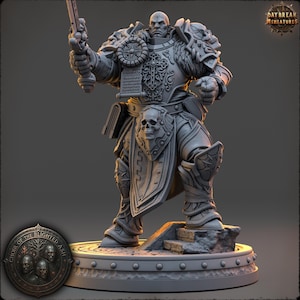 Könnte beinhalten: Graue Miniaturfigur eines Kriegers in aufwendiger Rüstung, der eine Waffe hält. Die Figur hat ein Totenkopfmotiv auf der Brust und steht auf einem kreisförmigen Sockel. Das Daybreak Miniatures Logo ist sichtbar.