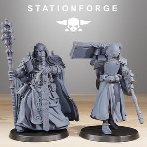 Könnte beinhalten: Zwei graue Miniaturfiguren aus Kunstharz von StationForge. Die linke Figur trägt ein verziertes Gewand mit Kapuzenumhang und hält einen hohen Stab sowie ein großes Schwert. Die rechte Figur trägt einen langen Mantel, Helm, Gewehr und einen Koffer.