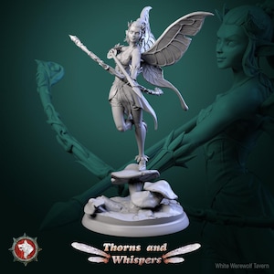 Könnte beinhalten: Detaillierte Figur einer Fee mit großen, detaillierten Flügeln, die einen Stab hält. Die Fee steht auf einem Pilz, mit dem Text "Thorns and Whispers" unten. Die Figur ist hellgrau.