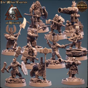 Könnte beinhalten: Eine Sammlung von Miniaturfiguren, die Fantasy-Krieger, darunter Zwerge, mit verschiedenen Waffen und Rüstungen darstellen. Die Figuren sind in einer neutralen Farbpalette gehalten und stehen auf felsigen Sockeln. Das Bild enthält den Text "The White Ravens of Norrokk" und "Daybreak Miniatures".