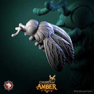 Könnte beinhalten: Ein detailliertes, graues 3D-Modell einer Fliege mit filigranen Flügel- und Augendetails. Das Modell ist vor einem dunkelgrünen Hintergrund platziert, mit dem Logo "Children of Amber". Das Fliegenmodell ist ein Fantasy-Artikel.