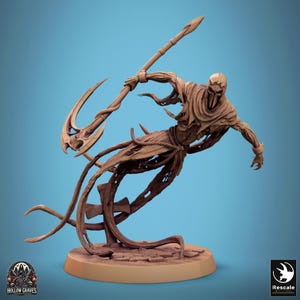 Könnte beinhalten: Eine detaillierte Miniaturfigur einer Skelettfigur mit einer Kapuze und einer Sense, in brauner Farbe bemalt. Die Figur ist in einer dynamischen Actionpose dargestellt, mit der Sense über dem Kopf erhoben. Die Figur steht auf einem runden Sockel mit einer strukturierten Oberfläche.