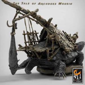 Può includere: Scultura dettagliata di una tartaruga che trasporta una struttura in legno sulla schiena, con un pesce appeso a un gancio. La scultura è grigio scuro e marrone, con dettagli intricati. Il testo "THE TALE OF ARCHDUKE MOUSIN" è in alto.