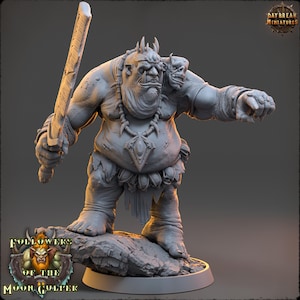 Könnte beinhalten: Graue Miniaturfigur eines zweiköpfigen Ogers, der ein großes Schwert hält. Die Figur steht auf einem Felsensockel, mit den Worten "Followers of the Moon Gulper" an der Basis. Das Daybreak Miniatures-Logo befindet sich oben rechts.