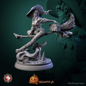Può includere: Statuetta grigia di una strega che cavalca una scopa, con in mano un boombox. La strega indossa un cappello, una giacca e pantaloni. La base presenta una zucca e la scritta "HALLOWEEN gift".