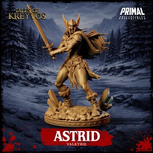 Könnte beinhalten: Eine beigefarbene Miniaturfigur der Kriegerin Astrid, die Walküre, aus Tales of Kreyvos. Die Figur trägt einen geflügelten Helm, fellbesetzte Stiefel und einen Umhang, hält ein Schwert in die Höhe und steht auf einem felsigen Sockel mit Kristallen.