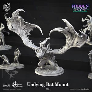 Könnte beinhalten: Eine hellgraue, unbemalte Miniatur aus Kunstharz, die eine Kreatur mit großen, zerfetzten Fledermausflügeln und einem Reiter zeigt, beschriftet als Undying Bat Mount. Die Figur steht auf einem runden Sockel mit Steintextur, 152 mm hoch, 75 mm Basis.