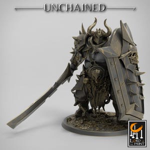 Könnte beinhalten: Eine detaillierte Miniaturfigur eines Kriegers mit einem gehörnten Helm, der ein großes Schwert und einen Schild mit Stacheln hält. Die Figur ist in Gold- und Schwarztönen bemalt und steht auf einem Sockel mit einer strukturierten Oberfläche. Die Figur ist mit "Unchained" beschriftet.