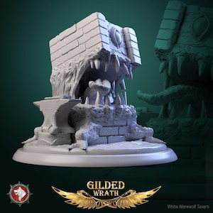 Könnte beinhalten: Ein detailliertes, hellgraues 3D-gedrucktes Modell eines Monsterkopfes mit einer ziegelartigen Struktur. Das Maul des Monsters ist geöffnet und zeigt scharfe Zähne. Auf der linken Seite befindet sich ein Amboss. Der Sockel trägt den Text "GILDED WRATH" und "White Werewolf Tavern".