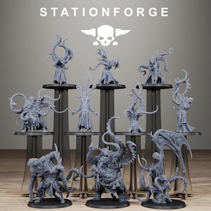Peut inclure: Une collection de dix figurines miniatures en résine grise de StationForge, présentant des designs complexes de tentacules, des formes humanoïdes et des poses variées, exposées sur des socles circulaires noirs individuels.
