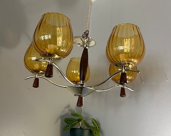 Lustre pendente vintage com globos âmbar, estilo meados do século XX.