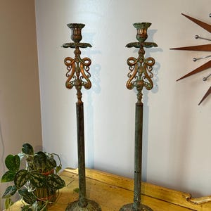 Paar hoge bronzen antieke kandelaars