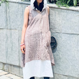 Vestido khadi asimétrico sin mangas con capucha