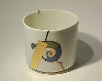 gobelet  en porcelaine décoré à la main et feuille d'or 23 Ka ; mug imaginary architectures 08, pour le thé, le café, le chocolat ou dessert