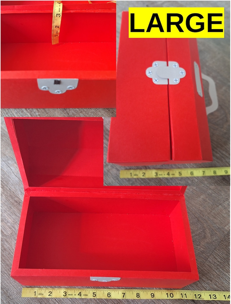 K&ouml;nnte beinhalten: Eine rote, rechteckige Box mit einem Scharnierdeckel und einem wei&szlig;en Verschluss. Die Box ist ge&ouml;ffnet und das Innere ist leer. Die Box ist mit "LARGE" beschriftet.