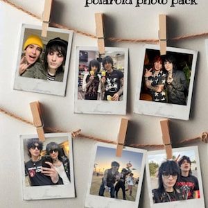 Puede incluir: Seis fotos estilo Polaroid colgadas de una cuerda con pinzas de madera. Las fotos muestran a personas en diferentes entornos. El texto "jake and johnnie polaroid photo pack" está en la parte superior.