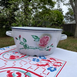 Lavabo grande antiguo francés de esmalte con asas y diseño floral de rosas rosas.