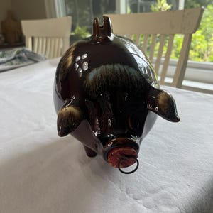 Salvadanaio vintage Hull Pottery a forma di maialino con coperchio in sughero, numero 197, con sorriso, in maiolica marrone a goccia, 25 cm, anni '50.