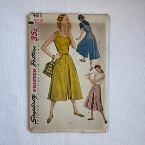 Può includere: Una busta per cartamodello vintage Simplicity, numero 4615, taglia 20, busto 38. La copertina presenta illustrazioni di tre abiti: un vestito giallo senza maniche, un vestito blu e un top bianco con una gonna a quadri. Include il testo Simplicity.