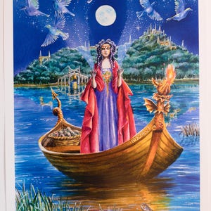 Op de afbeelding: Een vrouw in een rode en blauwe jurk staat in een houten boot met een drakenkop als boeg. Ze houdt haar handen omhoog in een gebaar van gebed. De boot bevindt zich op een meer met een stad op de achtergrond. De lucht is blauw met sterren en een volle maan. De afbeelding is een aquarel.