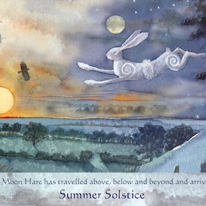 Peut inclure: Une peinture à l'aquarelle d'un lièvre blanc sautant dans les airs, avec une pleine lune et un soleil couchant en arrière-plan. Le lièvre est entouré de nuages et d'étoiles. Le texte "Luna Moon Hare has travelled above, below and beyond and arrives at Summer Solstice" est en bas de l'image.