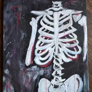 Könnte beinhalten: Acrylbild eines menschlichen Skeletts auf schwarzem Hintergrund. Das Skelett ist weiß mit roten Akzenten bemalt, und der Hintergrund hat weiße und violette Spritzer. Das Kunstwerk befindet sich auf einer Leinwand.