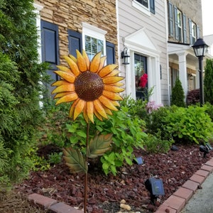 Flower Garden Stake Decorative Flower Yard Stake, Sunflower Decor Metal Yard Art Decor Outdoor Garden Decoration for Patio Porch Lawn