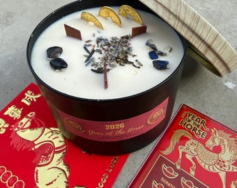 Vela de intención Año del Caballo: Aroma a eucalipto y cedro, con infusión de cristales.