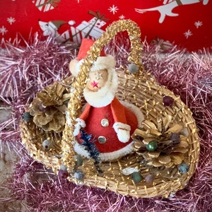 Adorno navideño vintage con forma de cesta de Papá Noel, limpiapipas, elfo y piña.