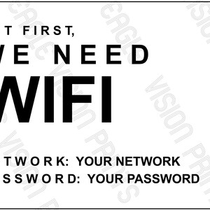 Könnte beinhalten: Ein weißes Schild mit schwarzem Text. Es lautet: "BUT FIRST, WE NEED WIFI." Darunter steht "NETWORK: YOUR NETWORK" und "PASSWORD: YOUR PASSWORD."