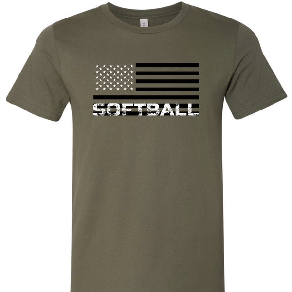 Camiseta de softbol con bandera estadounidense desgastada en verde militar OD / Regalo de softbol / Camiseta para fanáticos del softbol / Ropa de temporada de softbol