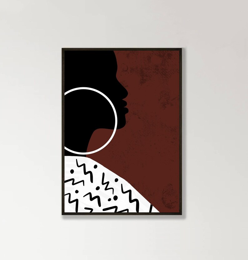 Pu&ograve; includere: Una stampa d'arte digitale che presenta una silhouette nera di un viso con un grande orecchino bianco a cerchio. Lo sfondo &egrave; di colore rosso scuro con un effetto testurizzato. La parte inferiore della stampa presenta un motivo geometrico bianco con accenti neri.
