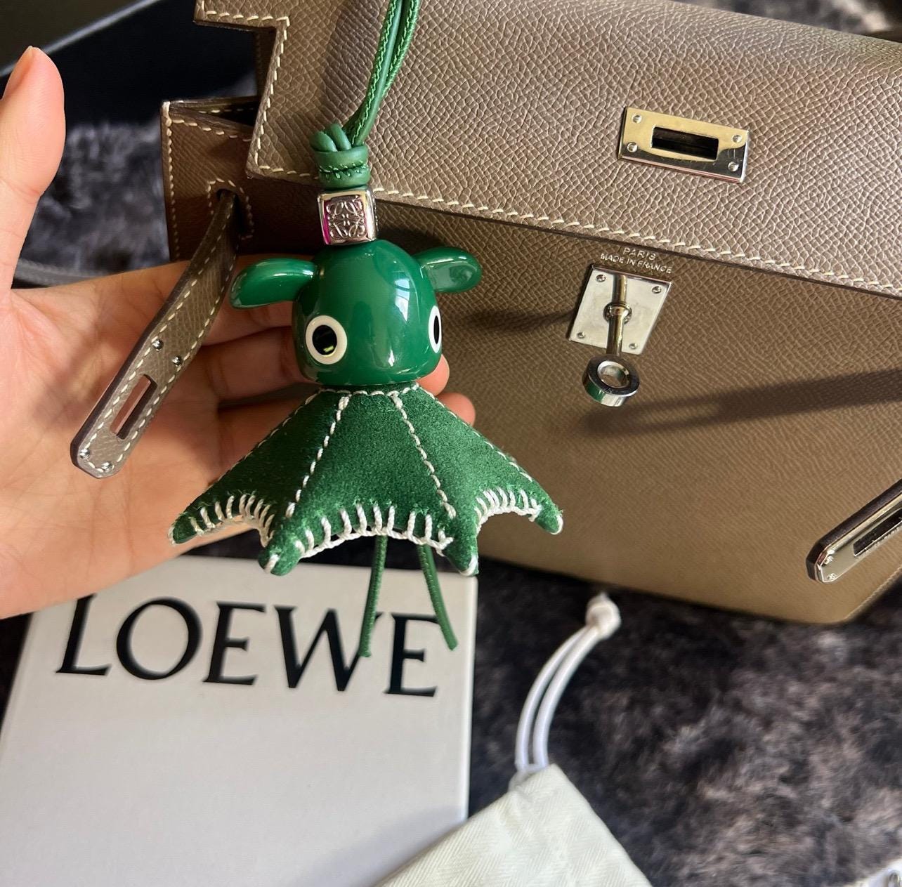 LOEWEダークグリーン スエード ボックス型ショルダーバッグ LOEWEダークグリーン スエード ボックス型ショルダーバッグ LOEWE