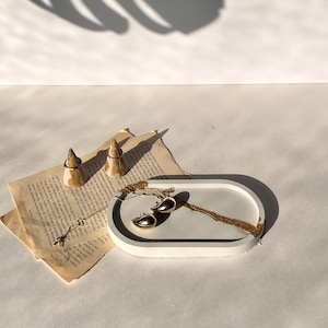 Golden Geode Concrete Jewelry Tray: Handmade Engagement Ring Dish