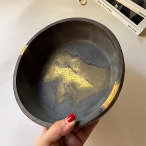 Handgemaakte betonnen schaal: gouden streep als middelpunt, belangrijke snuisterijvanger