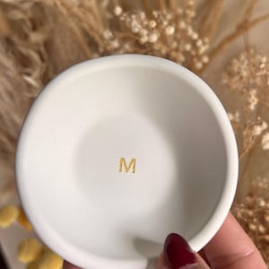 Regalo personalizado para tu mejor amiga, regalo con inicial grabada en oro, plato para anillos personalizado, plato para anillos de hormigón personalizado, regalo de Galentine
