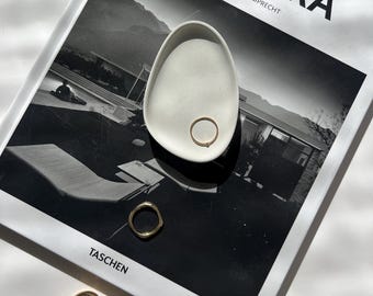 Moderne Zement Ringschale, asymmetrische minimalistische Schmuckschale, Schmuckschale aus Beton, Schmuckschale aus Beton