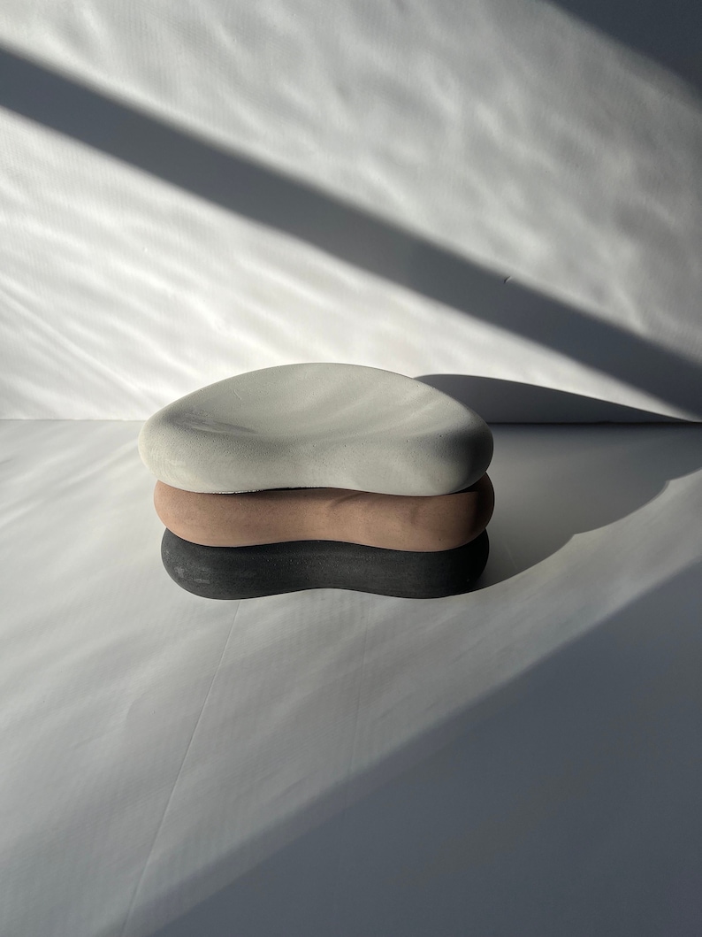 minimalist tray can be used as a jewelry tray or as a decorative piece on a bookshelf, coffee table, or entryway table. This earthy concrete tray with its Nordic feel embodies simplicity, functionality, and beauty.