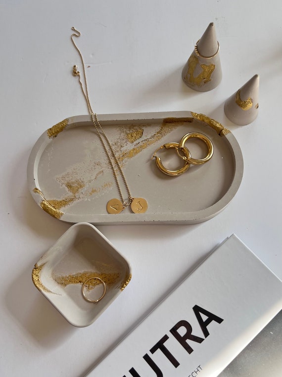Concrete jewellery display deals