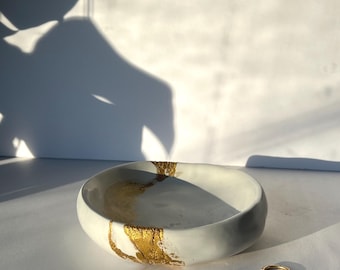 Bandeja de hormigón con detalles dorados, cuenco de hormigón hecho a mano, decoración para mesa de centro, bandeja decorativa, decoración escandinava moderna, regalo para ella.