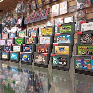 MINISTÅ Modern Universal Retro Game Stand 8 Pack // Exibe 32 jogos
