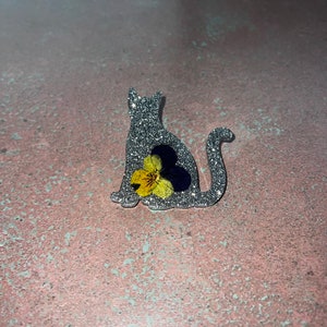 Feline Fine: aanpasbare kattenbrochespelden van hars: maak je stijl nog mooier!