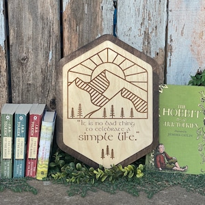 Es ist keine schlechte Sache, ein einfaches Leben zu feiern | Holzschild mit Gravur | Fantasy Shire Dekor & Geschenke