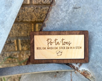 Houtgegraveerd bord Po-Ta-Toes kookpureestoofpot | Gepersonaliseerde fantasieringdecoratie keuken | Huwelijks- en jubileumcadeau