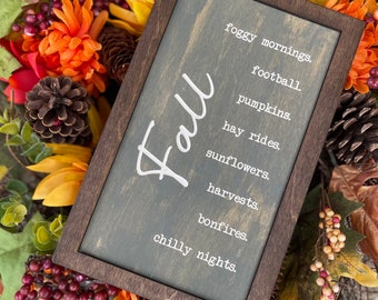 Herbst Graues Rustikales Holzschild | Herbstdekor mit Fußball, Kürbissen, Heufahrten, Sonnenblumen, Lagerfeuern und kühlen Nächten