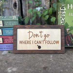 Houtgegraveerd bord Don&#39;t Go Where I Can&#39;t Follow - Sam&#39;s Pan | Gepersonaliseerde keuken met fantasiedecor | Huwelijks- en jubileumcadeau