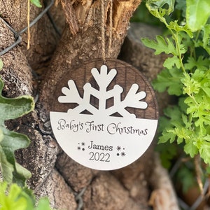 Décoration personnalisée pour le premier Noël de bébé | Design Flocon de neige avec nom personnalisé | Souvenir gravé sur bois 2024