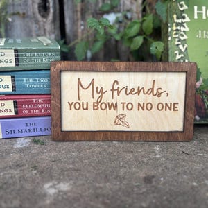 Houtgegraveerd bord My Friends, You Bow To No One – | Gepersonaliseerde Ring en Shire Fantasy Decor Keuken | Huwelijks- en jubileumcadeau