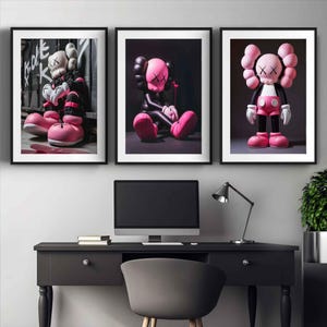 KAWS Poster 3er Set – Minimalist Hypebeast Wandkunst | Graffiti-inspirierte KAWS Figur Prints für modernes und trendiges Dekor